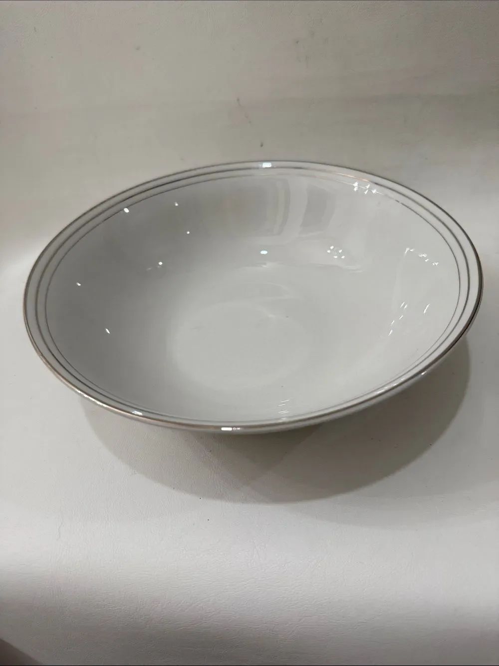Compton Elegant White Ceramic 9 In Serving Salad Bowl Gold Rim 4 Cups Or 1 Quart